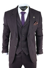 Traje de tres piezas de tweed color ciruela con estampado de espiga para hombre