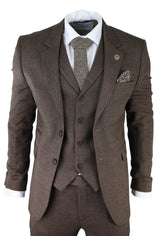 Traje de tres piezas para hombre de tweed marrón con estampado de espiga.