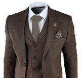 Traje de tres piezas para hombre de tweed marrón con estampado de espiga.