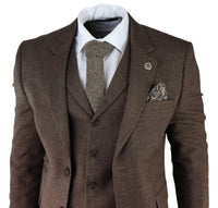 Traje de tres piezas para hombre de tweed marrón con estampado de espiga.