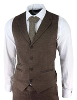 Traje de tres piezas para hombre de tweed marrón con estampado de espiga.