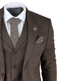 Traje de tres piezas para hombre de tweed marrón con estampado de espiga.