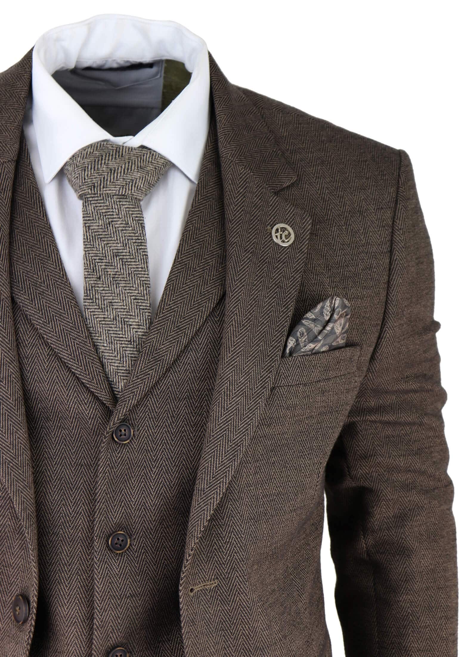 Traje de tres piezas para hombre de tweed marrón con estampado de espiga.