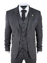 Traje de tres piezas para hombre de tweed gris con raya diplomática y estampado de espiga.