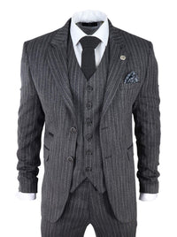 Traje de tres piezas para hombre de tweed gris con raya diplomática y estampado de espiga.