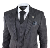 Traje de tres piezas para hombre de tweed gris con raya diplomática y estampado de espiga.