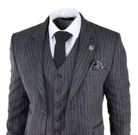 Traje de tres piezas para hombre de tweed gris con raya diplomática y estampado de espiga.