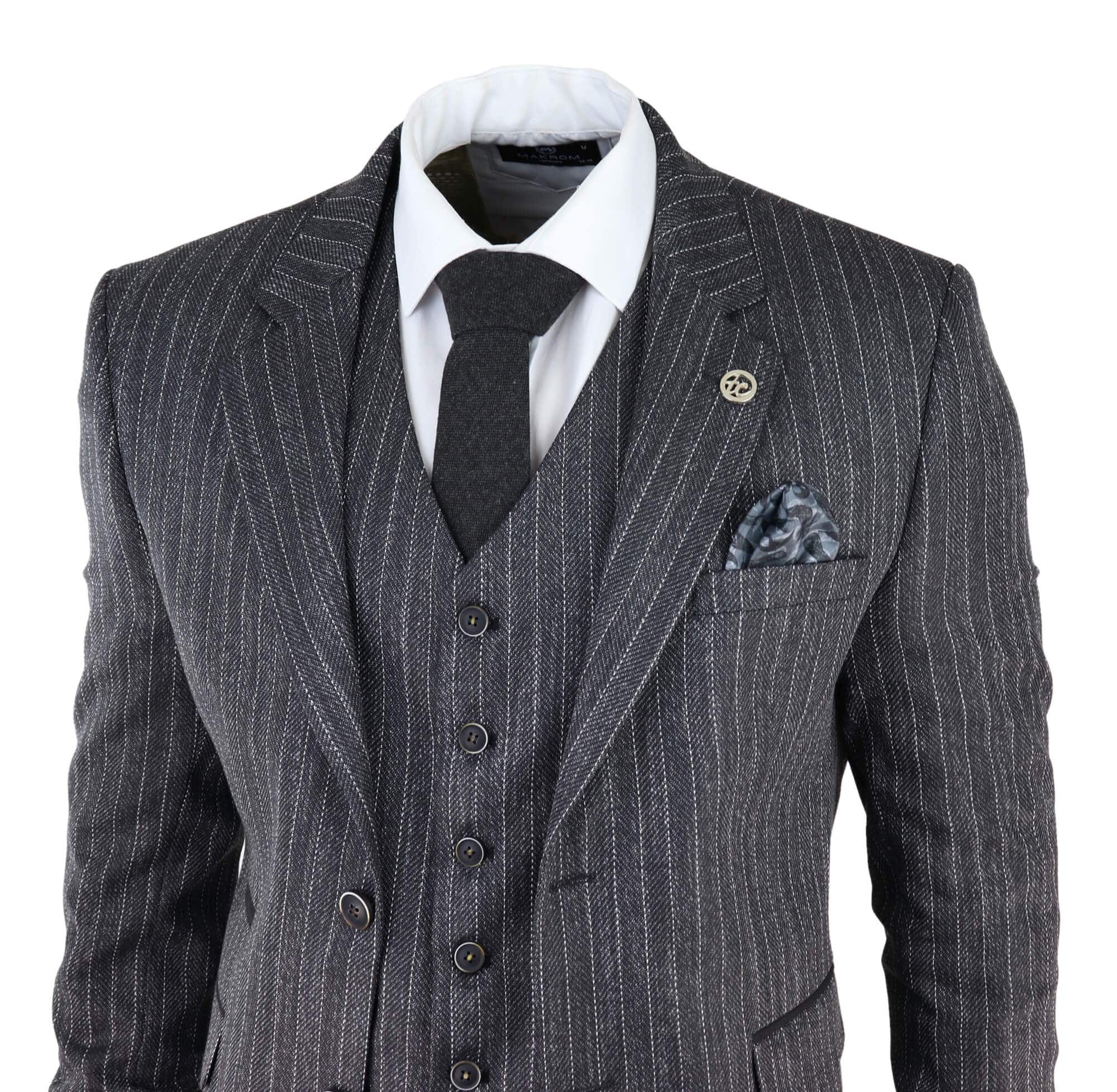 Traje de tres piezas para hombre de tweed gris con raya diplomática y estampado de espiga.