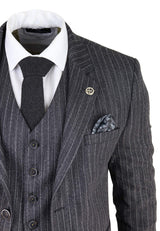 Traje de tres piezas para hombre de tweed gris con raya diplomática y estampado de espiga.