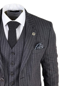 Traje de tres piezas para hombre de tweed gris con raya diplomática y estampado de espiga.