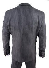 Traje de tres piezas para hombre de tweed gris con raya diplomática y estampado de espiga.