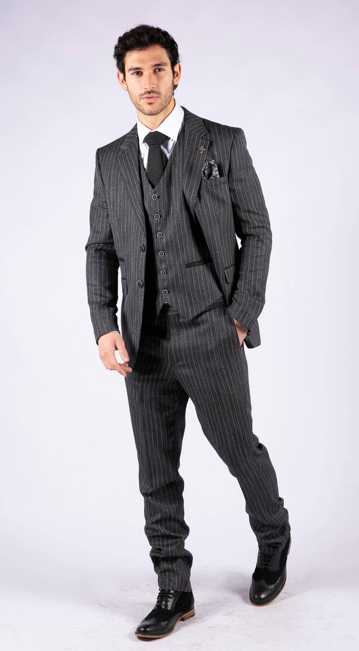Traje de tres piezas para hombre de tweed gris con raya diplomática y estampado de espiga.