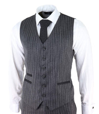 Traje de tres piezas para hombre de tweed gris con raya diplomática y estampado de espiga.