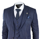 Traje de tres piezas para hombre de tweed azul con raya diplomática y estampado de espiga.