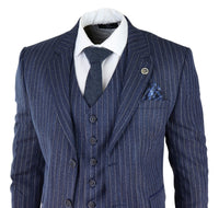 Traje de tres piezas para hombre de tweed azul con raya diplomática y estampado de espiga.