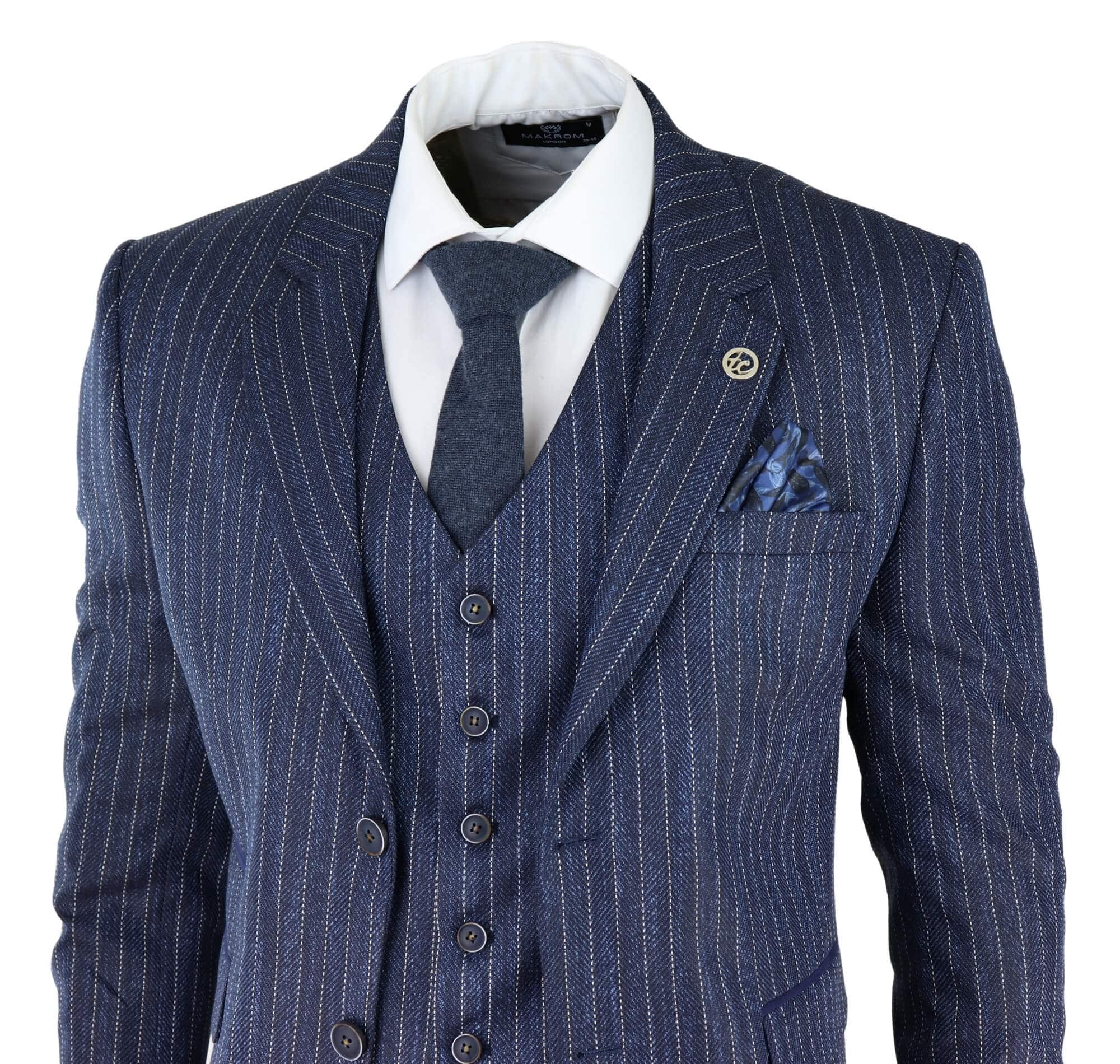Traje de tres piezas para hombre de tweed azul con raya diplomática y estampado de espiga.