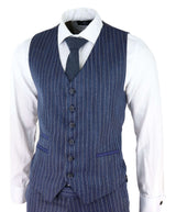 Traje de tres piezas para hombre de tweed azul con raya diplomática y estampado de espiga.