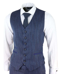 Traje de tres piezas para hombre de tweed azul con raya diplomática y estampado de espiga.
