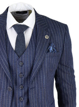 Traje de tres piezas para hombre de tweed azul con raya diplomática y estampado de espiga.