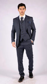 Traje de tres piezas para hombre de tweed azul con raya diplomática y estampado de espiga.