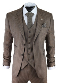 Traje de tres piezas para hombre de tweed de espiga con raya diplomática en color marrón roble.