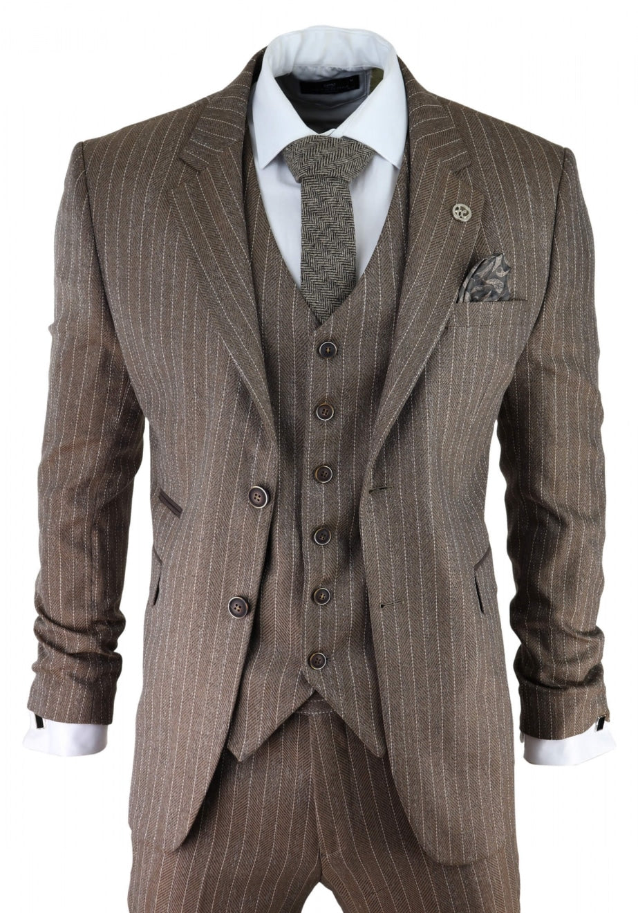 Traje de tres piezas para hombre de tweed de espiga con raya diplomática en color marrón roble.