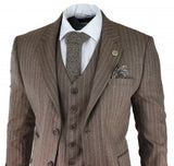 Traje de tres piezas para hombre de tweed de espiga con raya diplomática en color marrón roble.