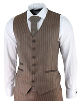 Traje de tres piezas para hombre de tweed de espiga con raya diplomática en color marrón roble.