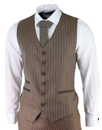 Traje de tres piezas para hombre de tweed de espiga con raya diplomática en color marrón roble.
