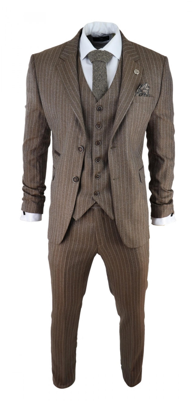 Traje de tres piezas para hombre de tweed de espiga con raya diplomática en color marrón roble.