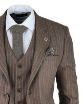 Traje de tres piezas para hombre de tweed de espiga con raya diplomática en color marrón roble.