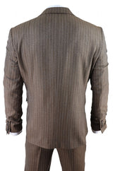 Traje de tres piezas para hombre de tweed de espiga con raya diplomática en color marrón roble.