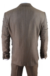 Traje de tres piezas para hombre de tweed de espiga con raya diplomática en color marrón roble.