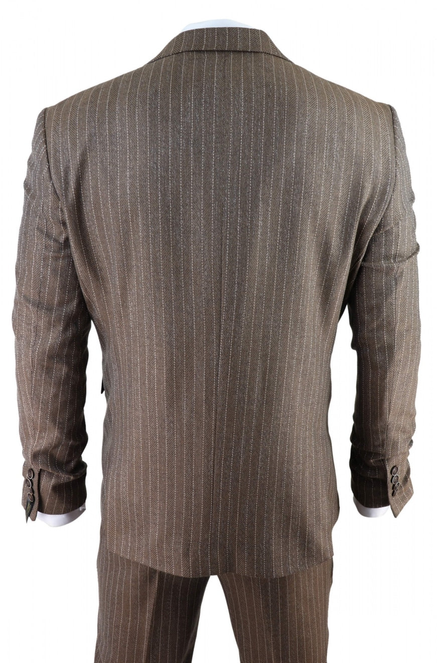 Traje de tres piezas para hombre de tweed de espiga con raya diplomática en color marrón roble.