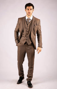 Traje de tres piezas para hombre de tweed de espiga con raya diplomática en color marrón roble.