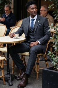 Traje de tres piezas para hombre con estampado de cuadros escoceses grises