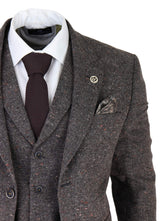 Traje de tres piezas de tweed marrón para hombre