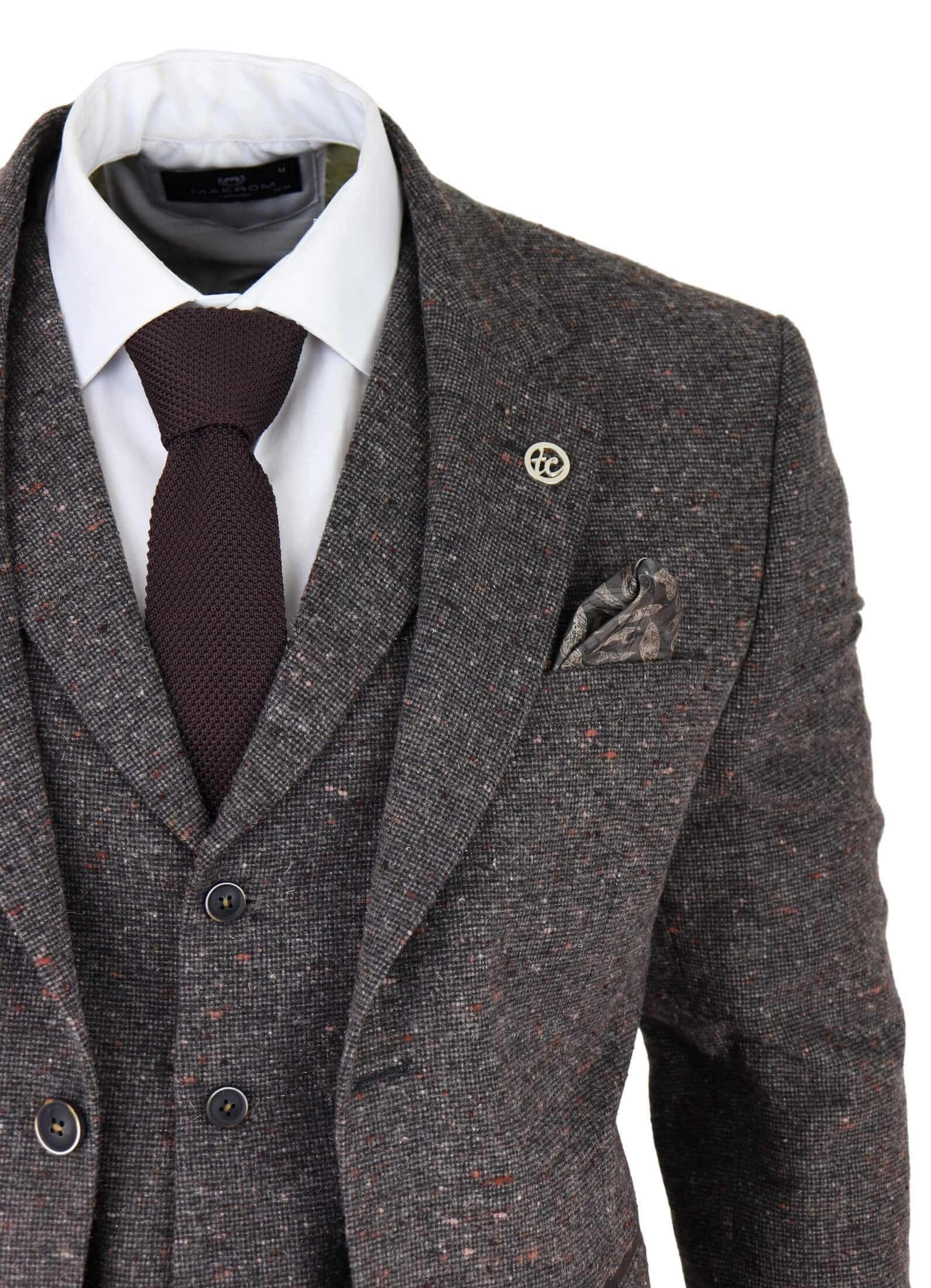 Traje de tres piezas de tweed marrón para hombre