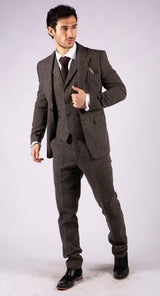Traje de tres piezas de tweed marrón para hombre
