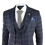Traje de tres piezas para hombre, color azul marino con estampado de cuadros.