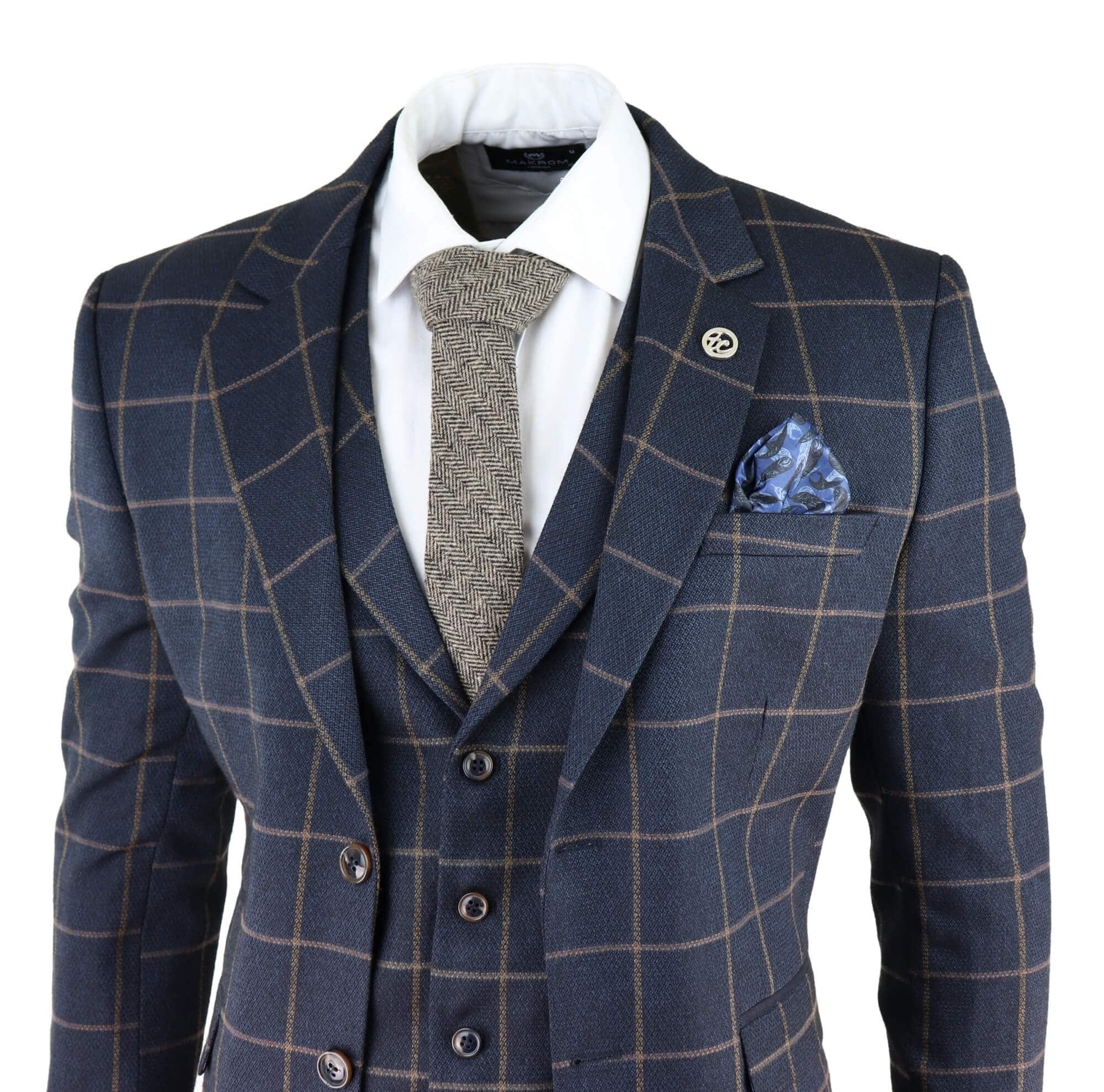 Traje de tres piezas para hombre, color azul marino con estampado de cuadros.