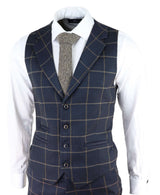 Traje de tres piezas para hombre, color azul marino con estampado de cuadros.