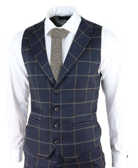 Traje de tres piezas para hombre, color azul marino con estampado de cuadros.