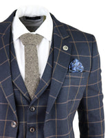 Traje de tres piezas para hombre, color azul marino con estampado de cuadros.