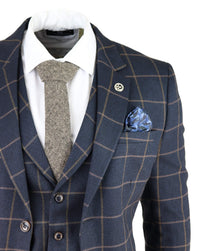 Traje de tres piezas para hombre, color azul marino con estampado de cuadros.
