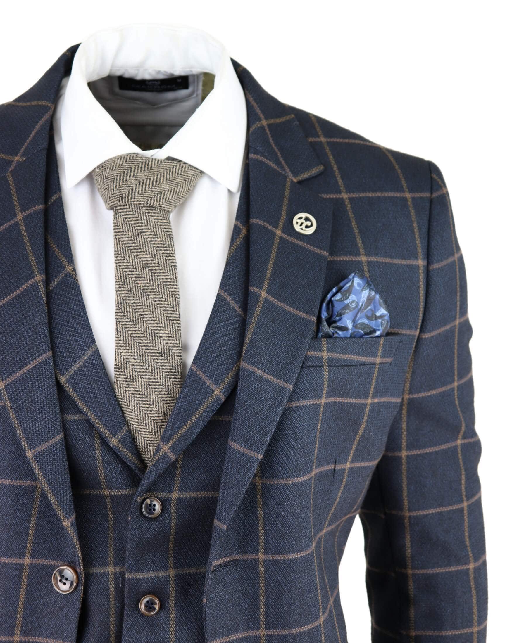 Traje de tres piezas para hombre, color azul marino con estampado de cuadros.