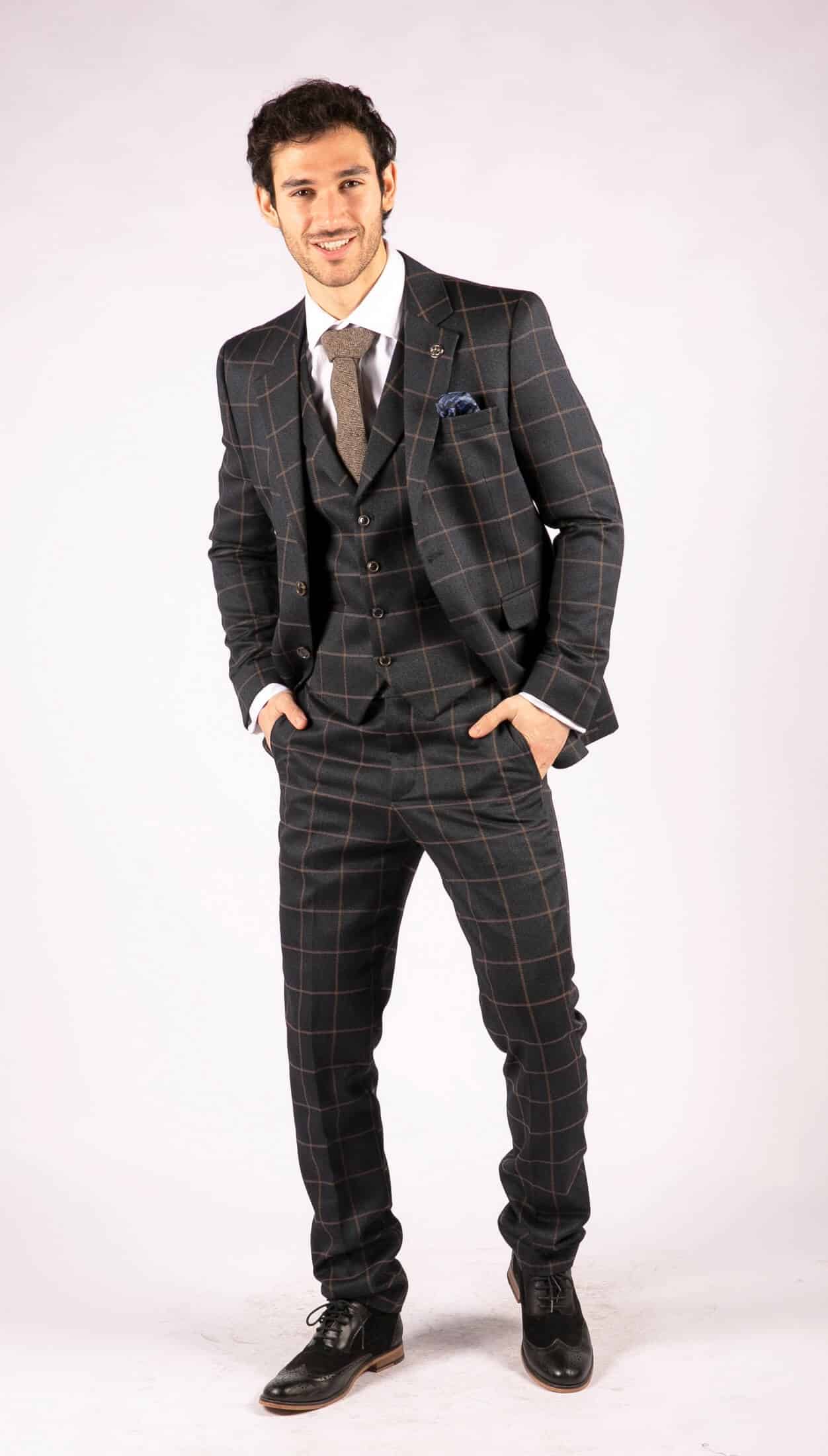 Traje de tres piezas para hombre, color azul marino con estampado de cuadros.