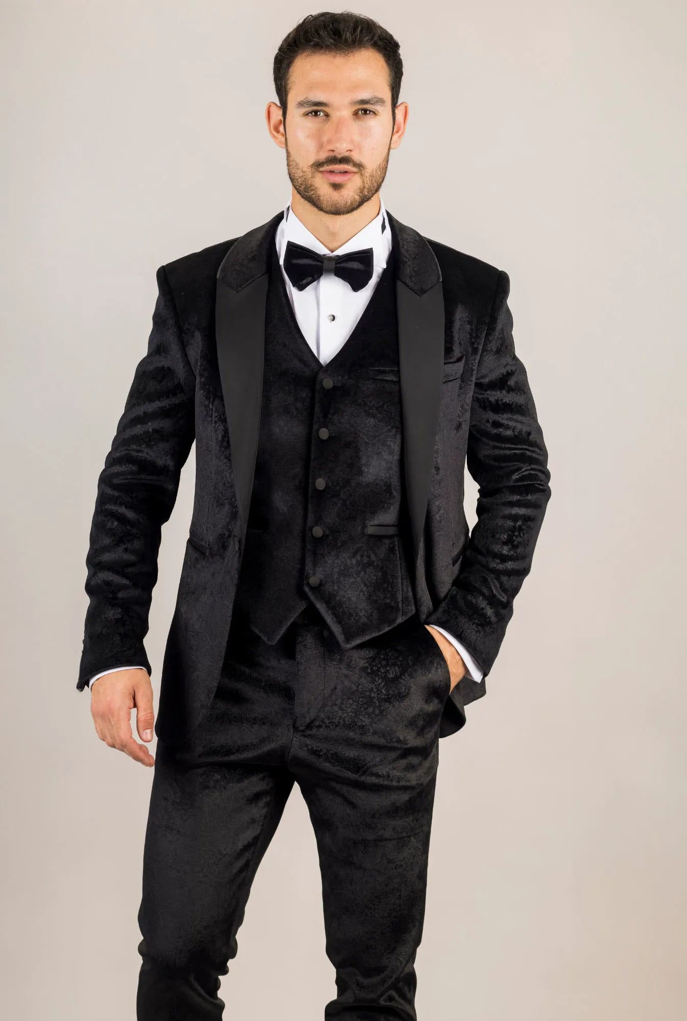 Traje de boda de tres piezas para hombre AK-26, de terciopelo negro con solapas de satén.