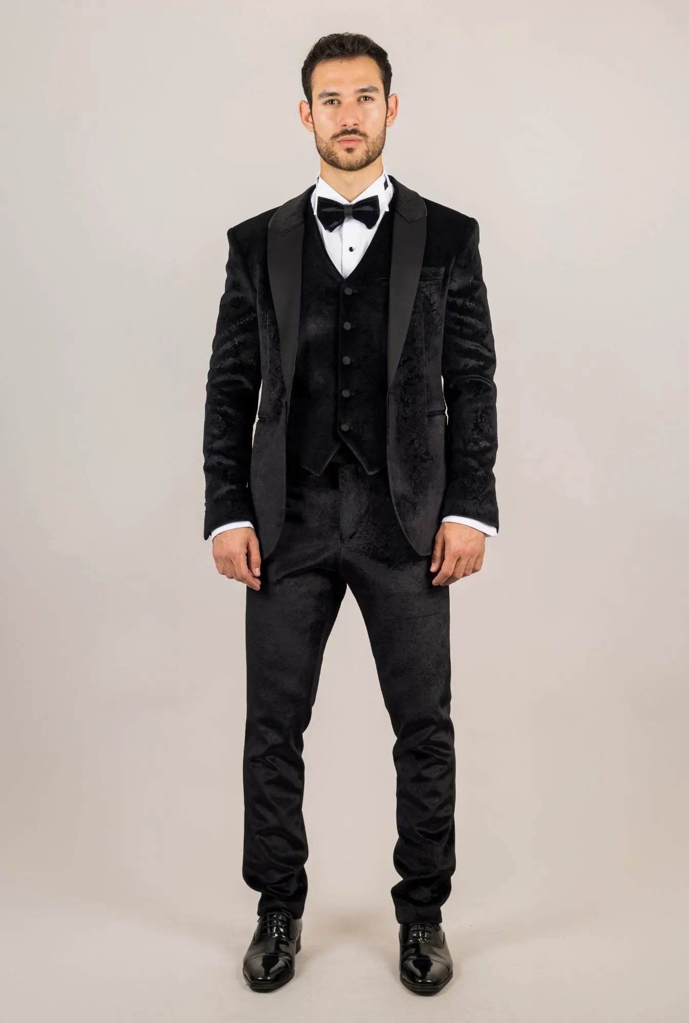 Traje de boda de tres piezas para hombre AK-26, de terciopelo negro con solapas de satén.