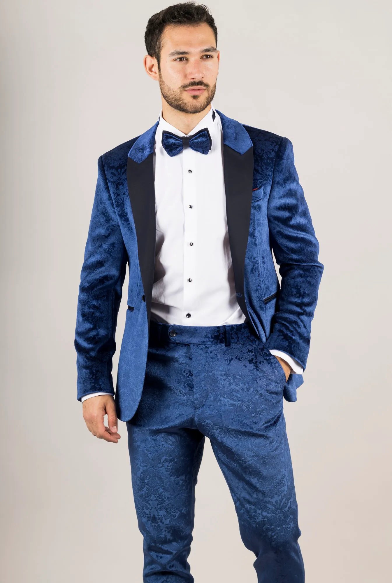 Traje de boda de tres piezas para hombre AK-27, de terciopelo azul con solapas de satén negro.